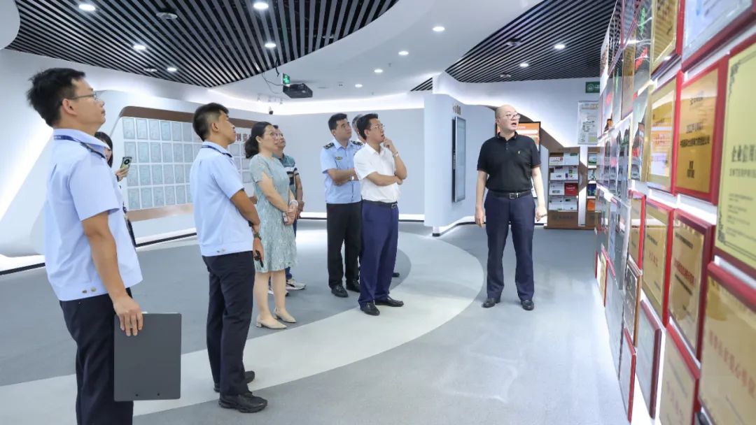 深圳市市場監(jiān)督管理局南山監(jiān)管局局長鄭鏡雄一行到豐農(nóng)控股考察調(diào)研