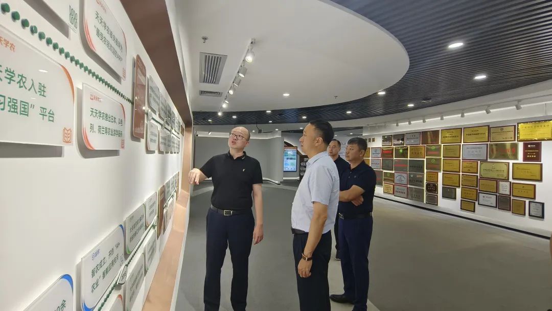 牡丹江市穆棱市委常委、組織部長沈明坤一行到豐農(nóng)控股參觀調(diào)研