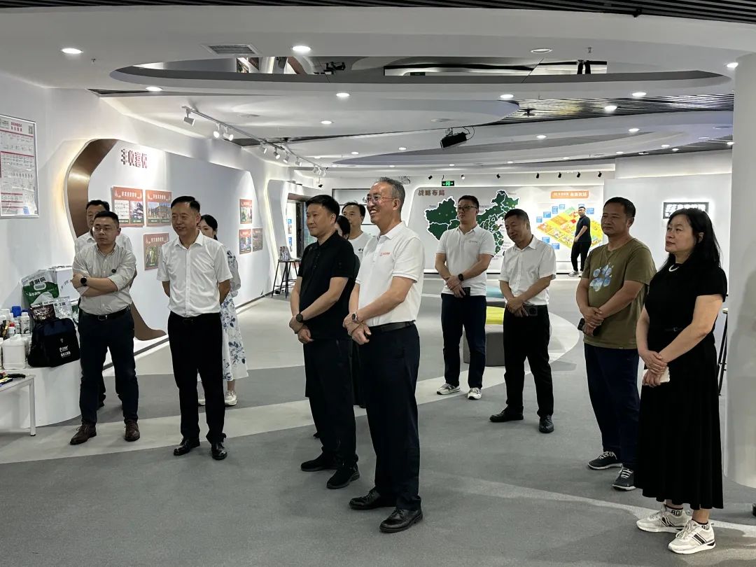 現(xiàn)代農(nóng)業(yè)產(chǎn)教融合促發(fā)展，哈爾濱市教育局常務(wù)副局長魏永利一行到訪豐農(nóng)控股